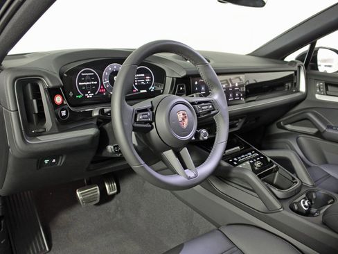 Certified 2025 Porsche Cayenne S image 4