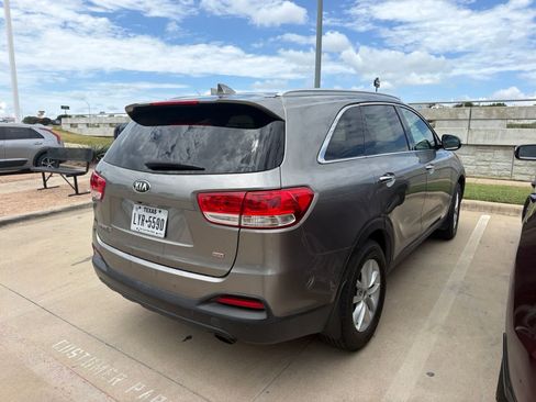 Used 2017 Kia Sorento FWD w/ LX Convenience Package image 4