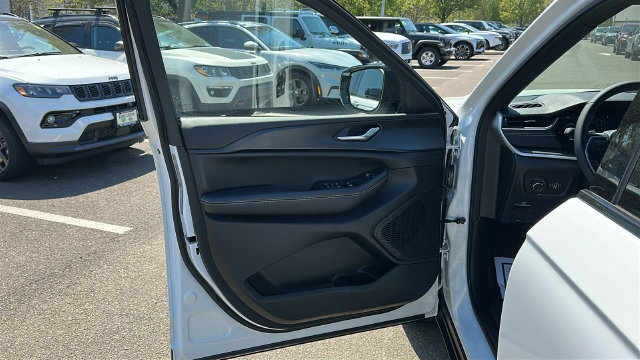Used 2023 Jeep Grand Cherokee L Laredo AWD/4WD image 8