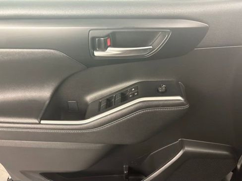 Used 2023 Toyota Highlander XSE FWD image 14