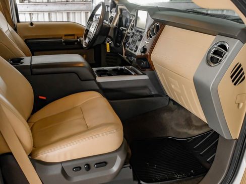 Used 2016 Ford F250 Lariat w/ Lariat Interior Package image 11