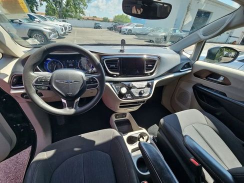 Used 2017 Chrysler Pacifica Touring w/ Tire & Wheel Group image 10