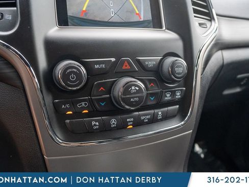Used 2021 Jeep Grand Cherokee Laredo AWD/4WD image 9