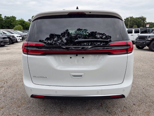 New 2027 Chrysler Pacifica Select FWD image 7