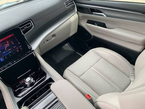 Used 2025 Jeep Wagoneer 4WD w/ Premium Group I image 21