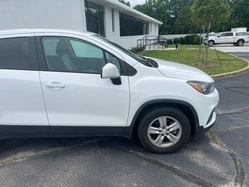 Used 2020 Chevrolet Trax LS w/ Fleet Convenience Package FWD image 2