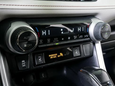 Used 2021 Toyota RAV4 XLE w/ Convenience Package image 15