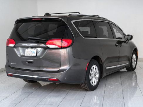 Used 2019 Chrysler Pacifica Touring-L FWD image 6