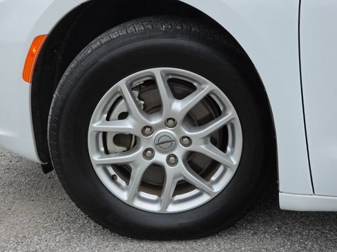 Certified 2023 Chrysler Pacifica Touring-L FWD image 10
