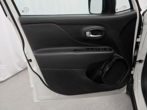 Used 2022 Jeep Renegade Altitude w/ Convenience Group image 34