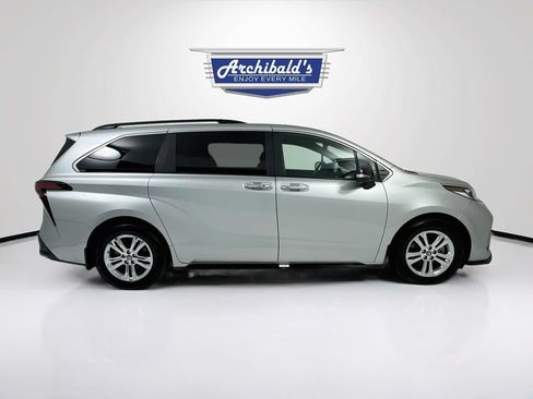 Used 2023 Toyota Sienna XSE AWD/4WD image 9