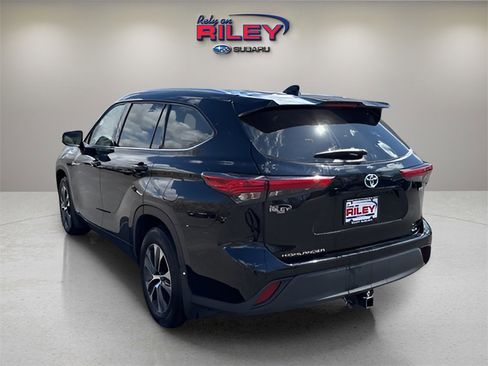 Used 2021 Toyota Highlander XLE image 3