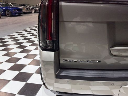 Used 2015 Cadillac Escalade Luxury image 17