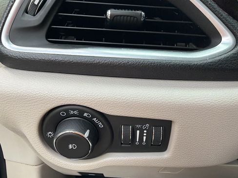 Used 2017 Chrysler Pacifica Limited FWD image 21