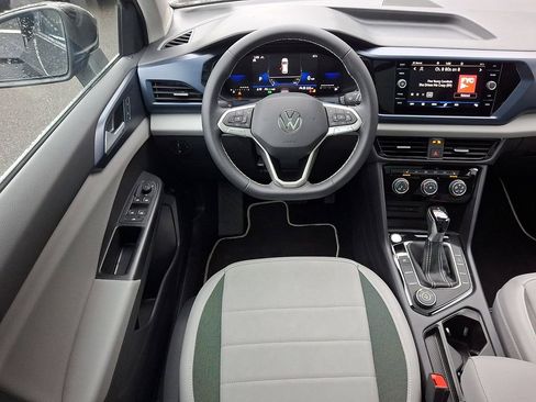 Used 2023 Volkswagen Taos SE w/ Panoramic Sunroof Package image 11