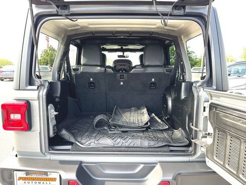 Used 2018 Jeep Wrangler Unlimited Sahara AWD/4WD image 27