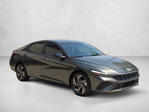 Used 2025 Hyundai Elantra Sport FWD image 3