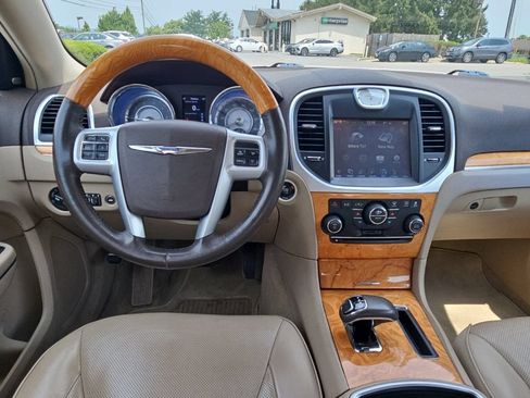 Used 2014 Chrysler 300 C RWD image 2