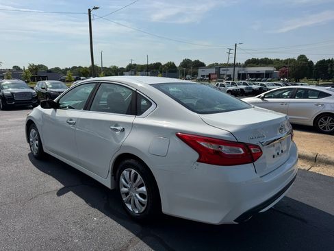 Used 2016 Nissan Altima 2.5 S w/ Power Driver Seat Package FWD image 5