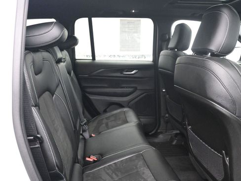 Used 2023 Jeep Grand Cherokee Altitude image 10