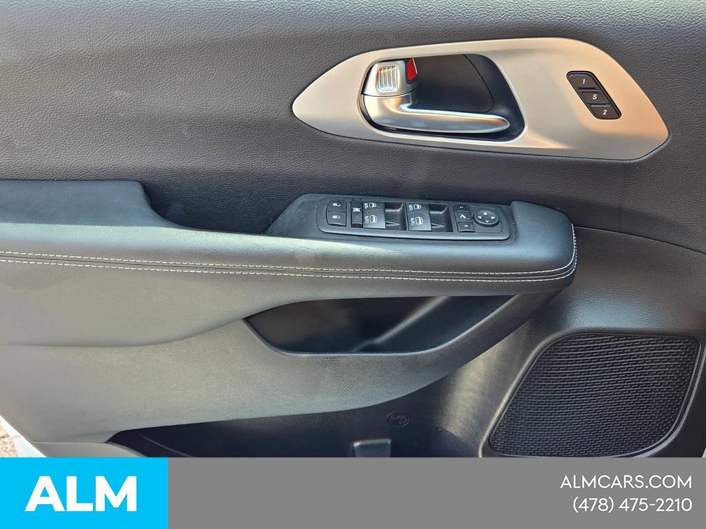 Used 2025 Chrysler Pacifica Limited FWD image 33