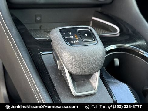 Used 2025 Nissan Rogue Platinum w/ Tech Package FWD image 40