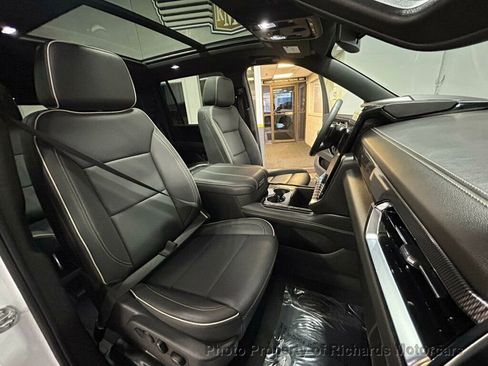 Used 2025 GMC Yukon XL Elevation image 34