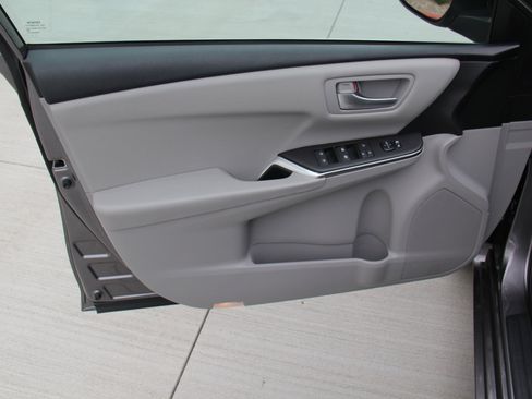 Used 2017 Toyota Camry SE image 18