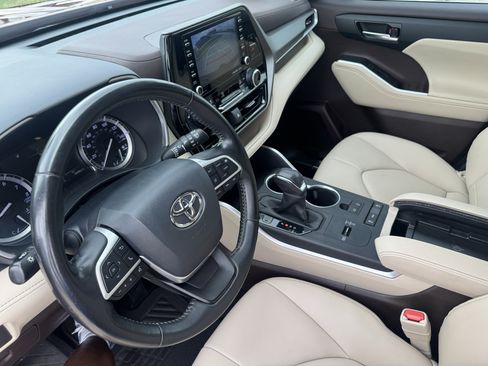 Used 2022 Toyota Highlander XLE FWD image 16