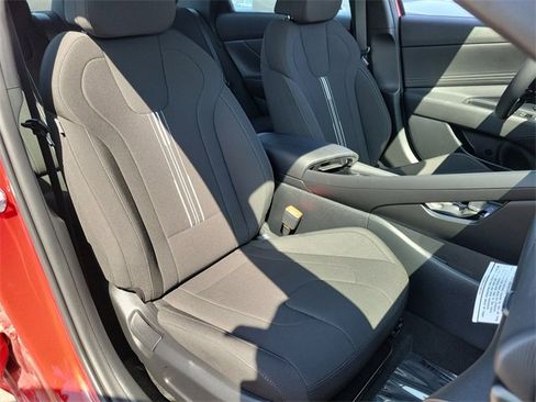 New 2025 Hyundai Elantra SEL image 18