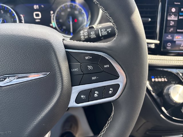 Used 2026 Chrysler Pacifica Select AWD/4WD image 12