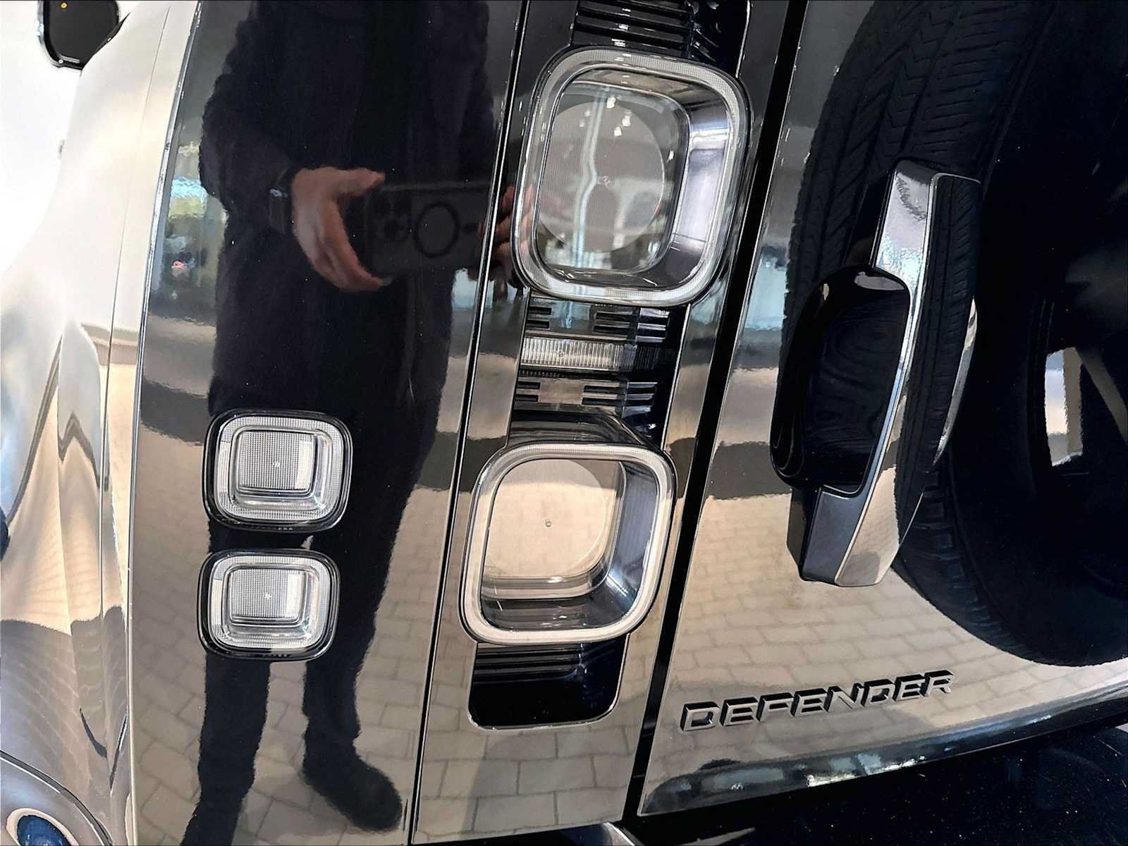 Used 2023 Land Rover Defender 90 V8 AWD/4WD image 34