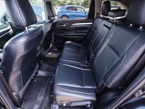 Used 2019 Toyota Highlander XLE AWD/4WD image 50