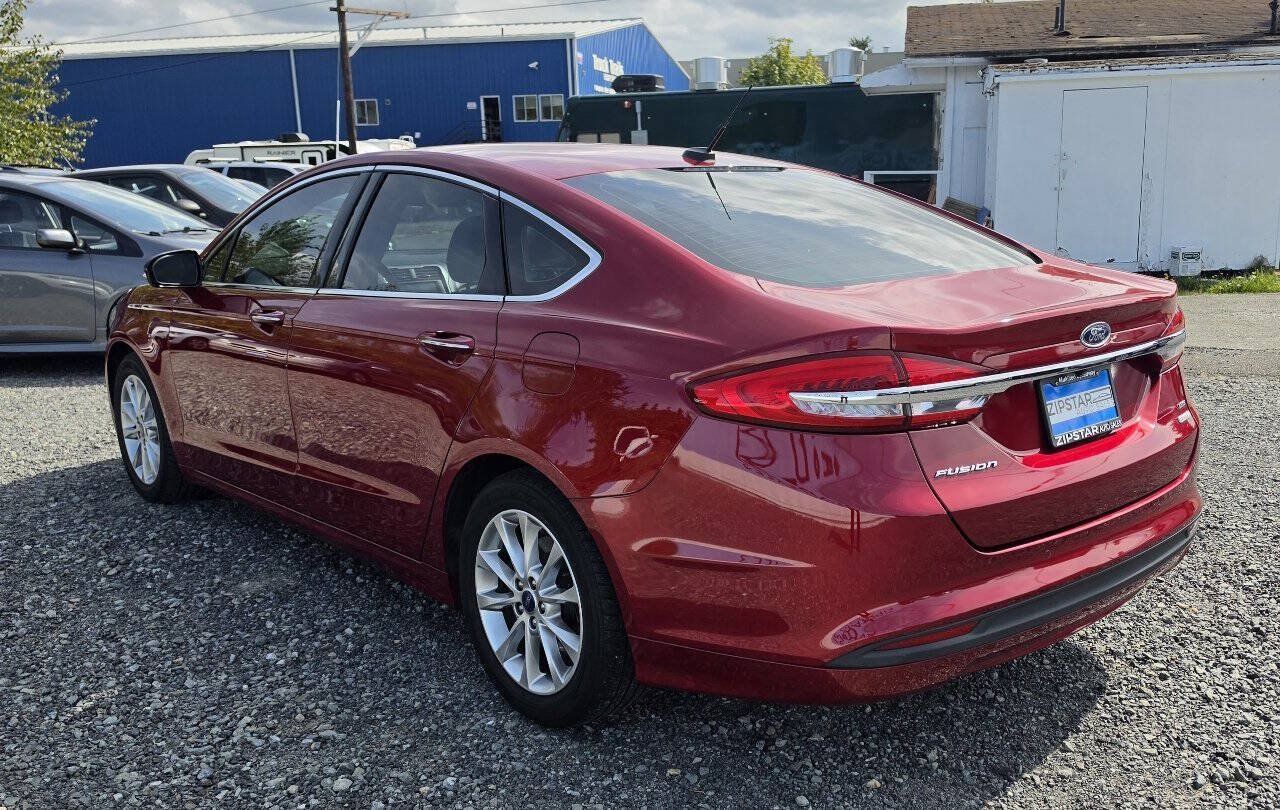 Used 2017 Ford Fusion SE w/ Fusion SE Technology Package FWD image 5
