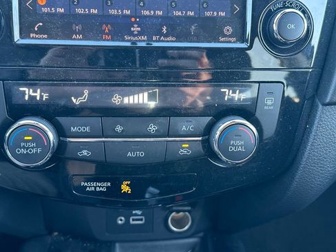 Used 2019 Nissan Rogue SV w/ Premium Package image 16