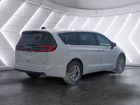 New 2026 Chrysler Pacifica Select image 6