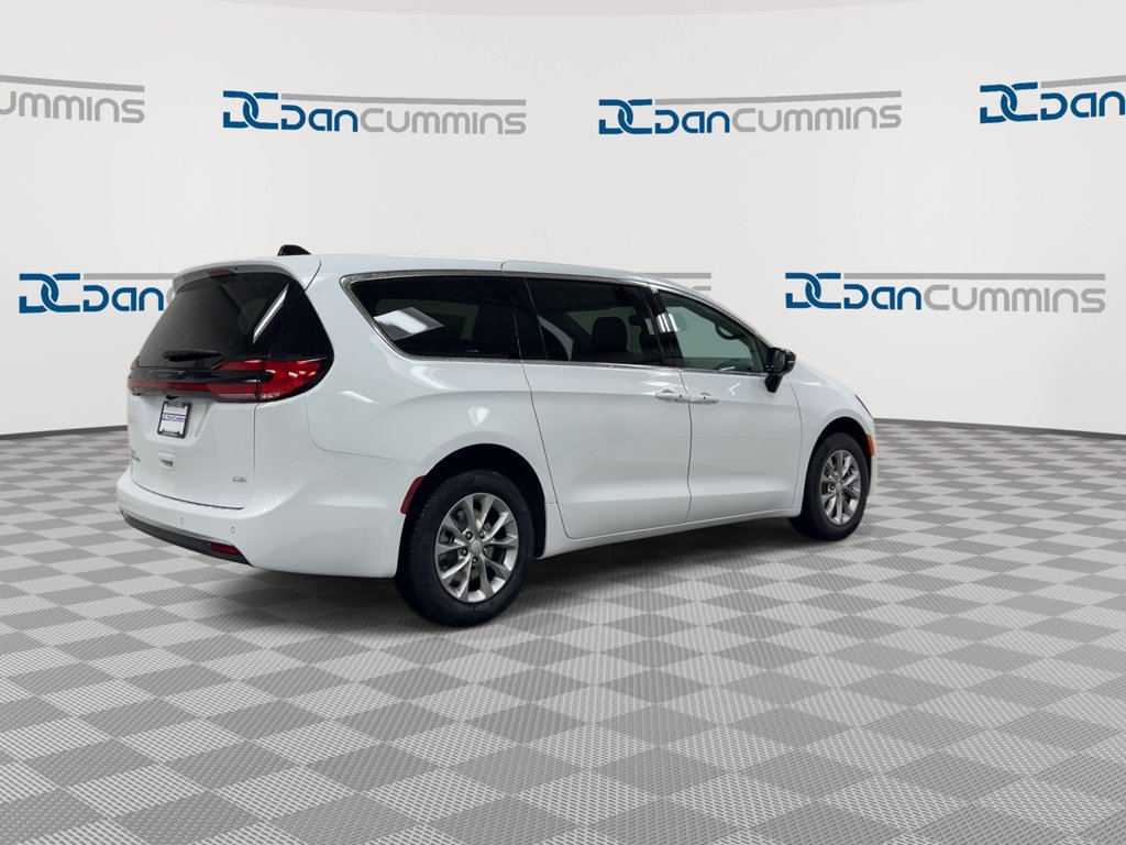 New 2027 Chrysler Pacifica Select w/ Family Tech Group AWD/4WD image 8