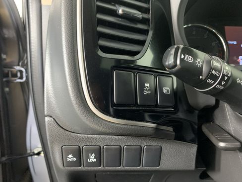 Used 2020 Mitsubishi Outlander SE FWD image 16