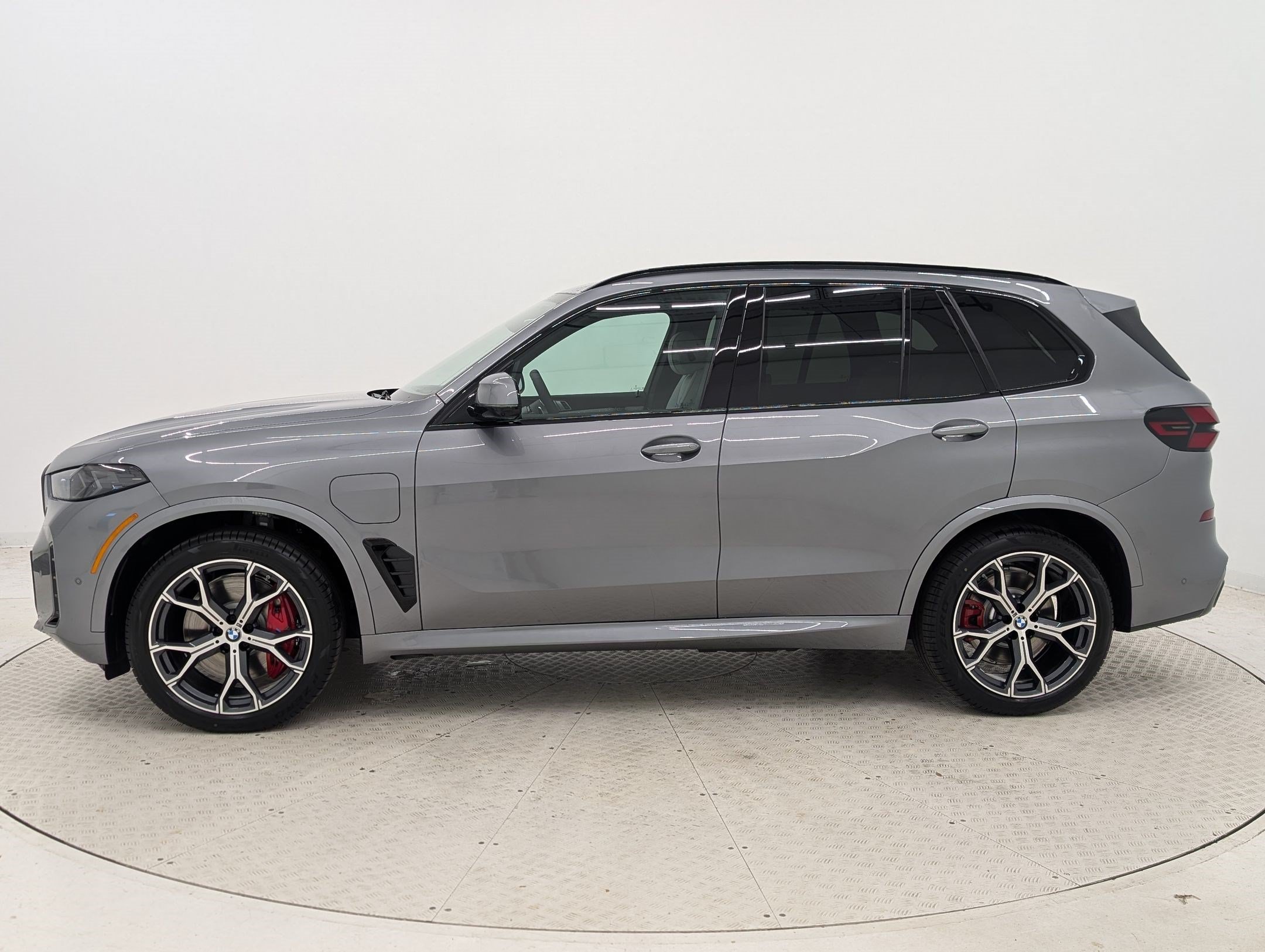 Used 2026 BMW X5 xDrive50e w/ M Sport Package AWD/4WD image 2