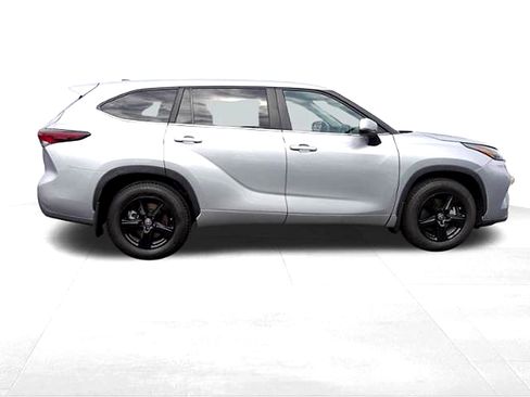 Certified 2024 Toyota Highlander LE AWD/4WD image 2