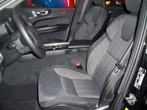 Used 2022 Volvo XC60 B5 Momentum image 8