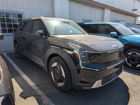 Used 2026 Kia EV9 Wind AWD/4WD image 3