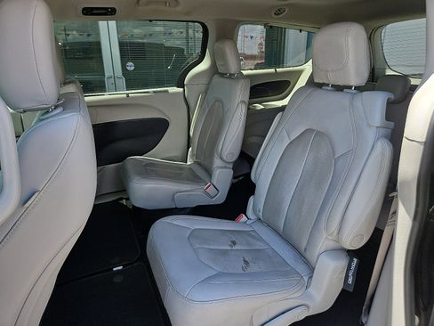 Used 2021 Chrysler Pacifica Touring-L FWD image 6