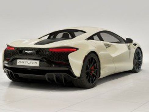 Used 2023 McLaren Artura image 3