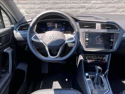 Certified 2022 Volkswagen Tiguan SE w/ Panoramic Sunroof Package AWD/4WD image 4