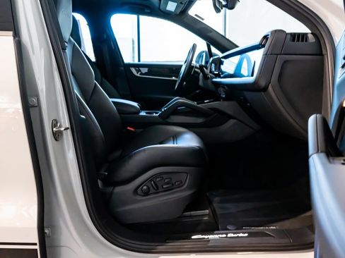 Certified 2025 Porsche Cayenne Turbo AWD/4WD image 31
