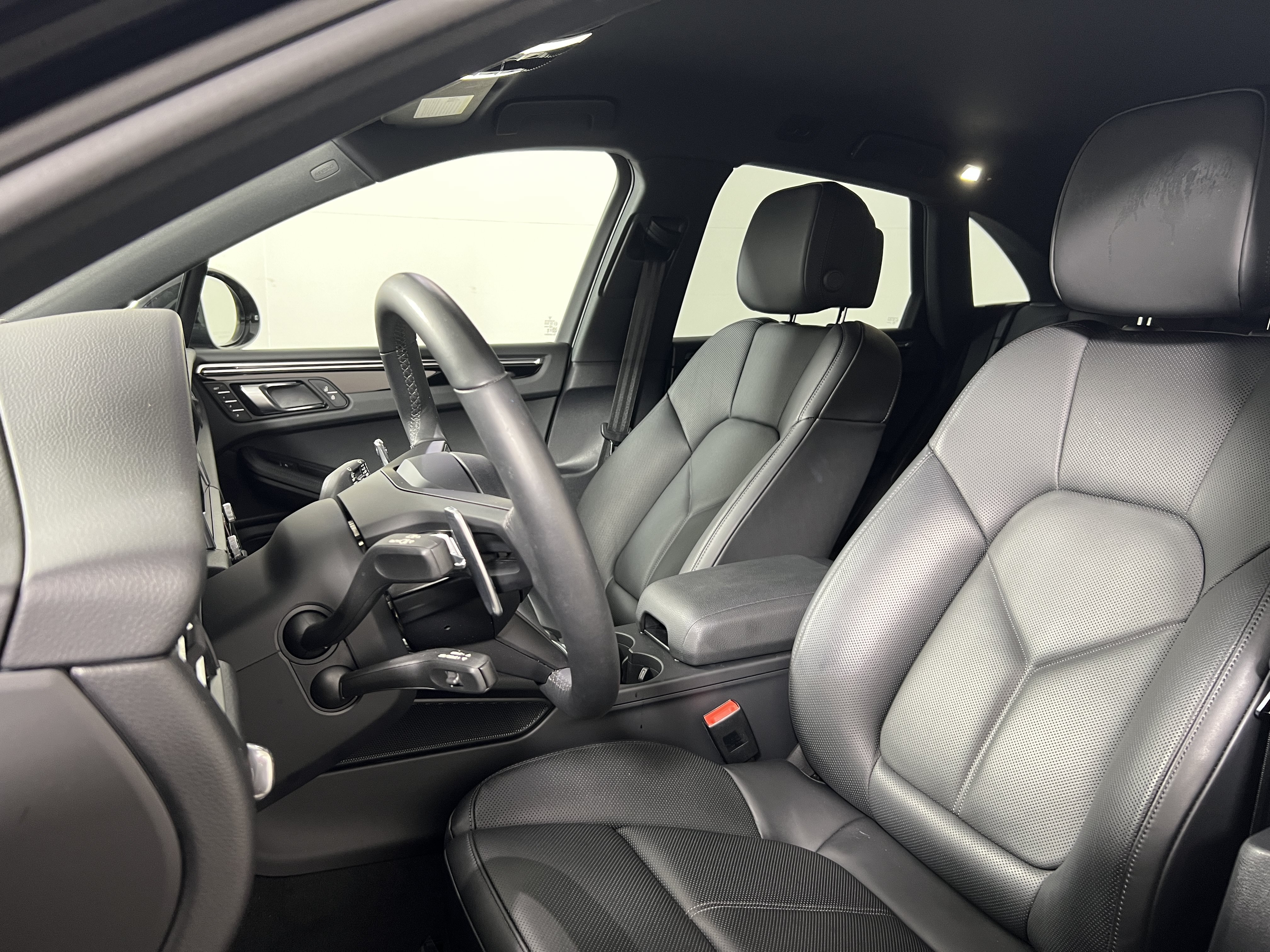 Certified 2026 Porsche Macan AWD/4WD image 5