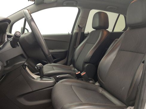 Used 2021 Chevrolet Trax LT w/ LT Convenience Package image 17