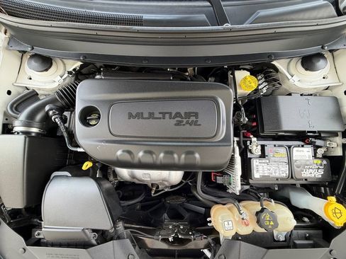 Used 2019 Jeep Cherokee Latitude w/ Popular Appearance Group FWD image 9