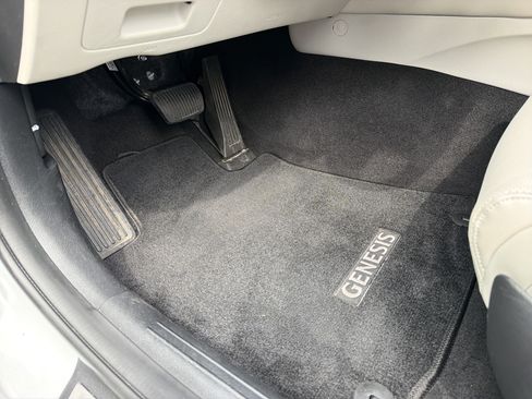 Used 2022 Genesis G70 2.0T AWD/4WD image 16